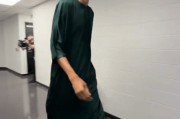 武僧来了！文班亚马身着绿色僧袍步入比赛球馆